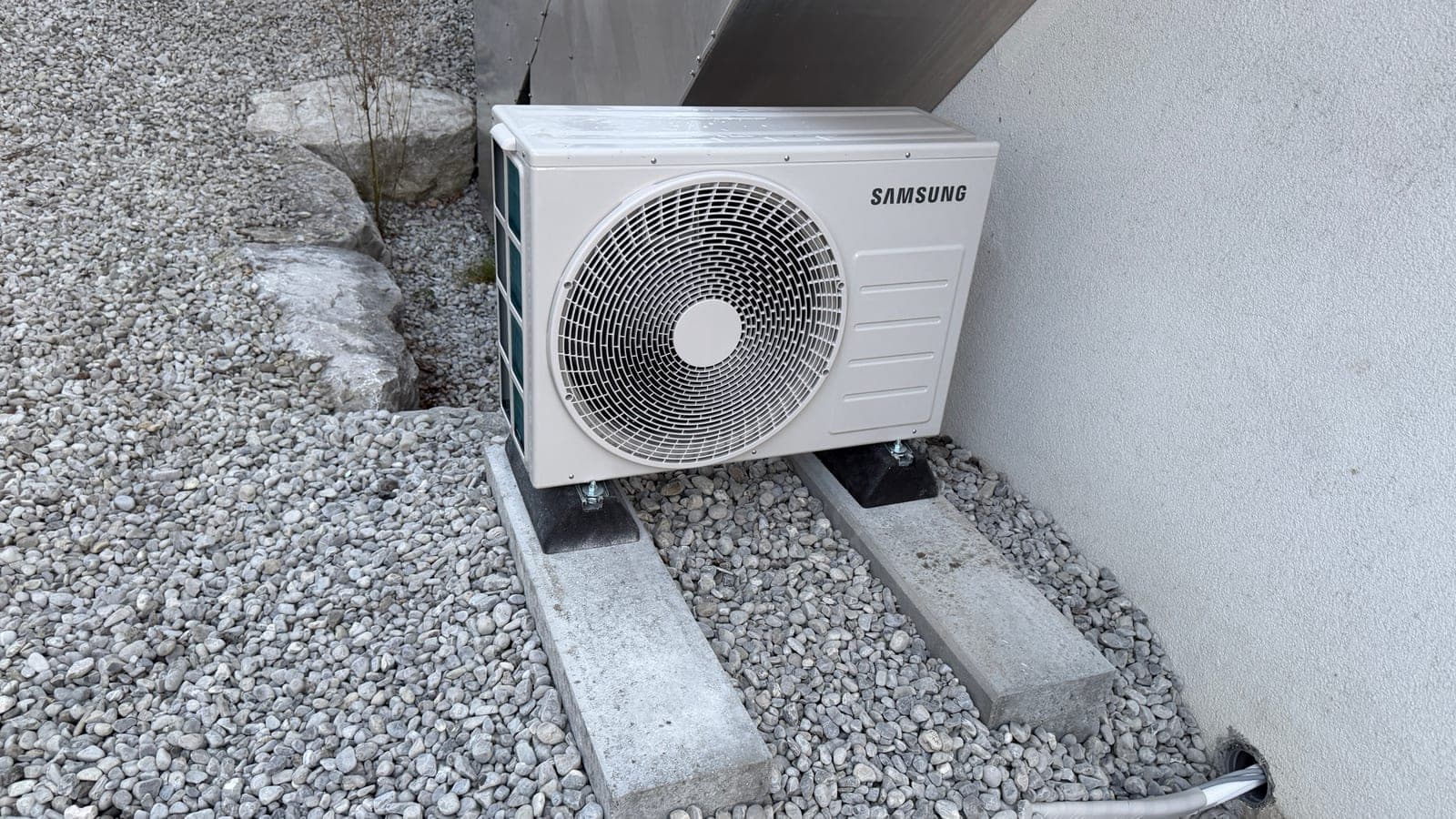 Elektrotechnische Anlagen: Aussengeraet anschluss